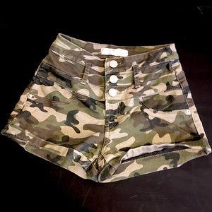 Nobo high rise camo shorts!